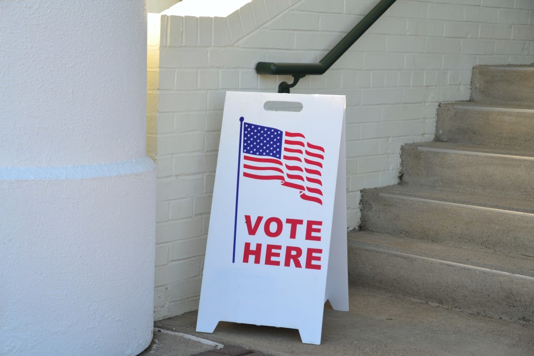 entrance-to-a-political-election-voting-booth-polling-location-with-an-american-flag_t20_pYA948