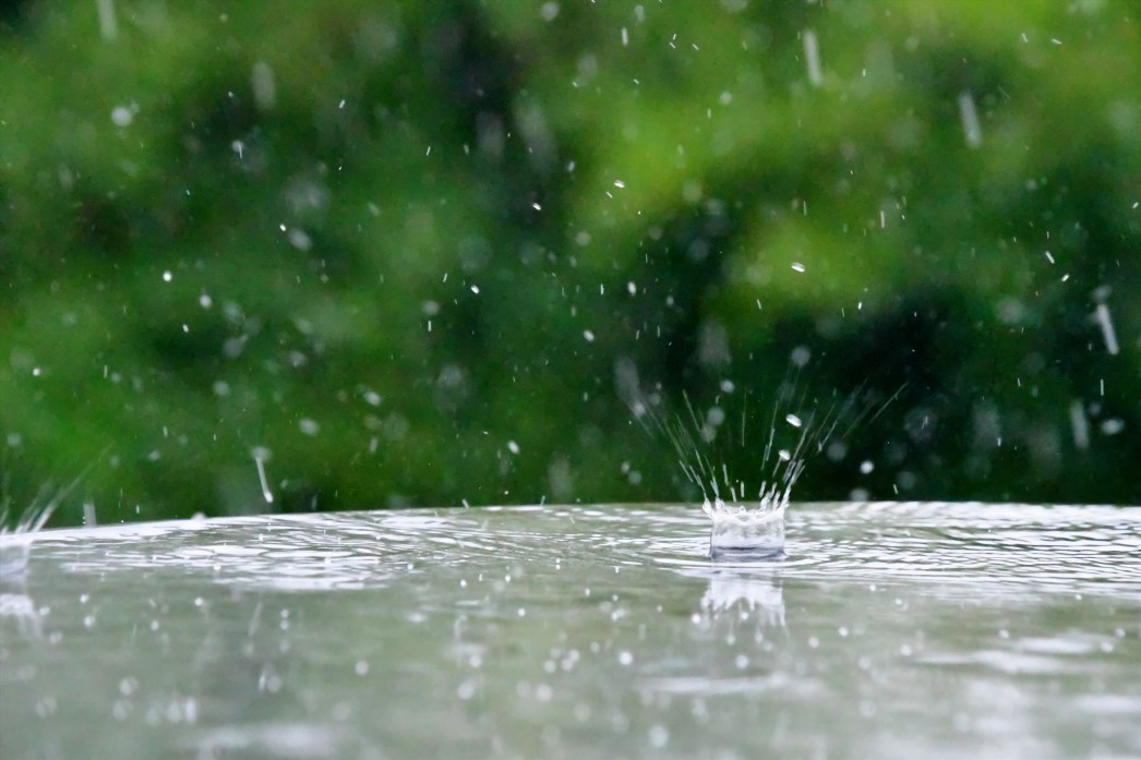 rain-splashing-on-a-glass-table-during-a-summer-thunderstorm-copy-space-background-soothing-fresh_t20_1b1k69